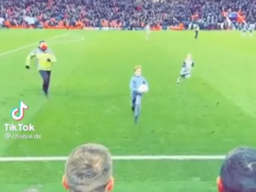 Un petit garçon s’enfuit avec le ballon en plein match de football...
